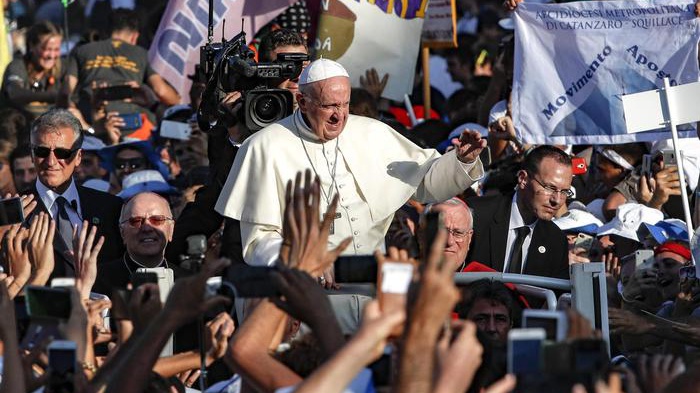 Papa Francesco ai giovani: no a pastiglie che vi fanno sognare