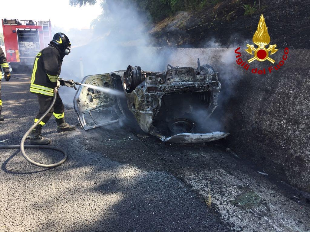 Auto a fuoco dopo incidente A1, 2 morti