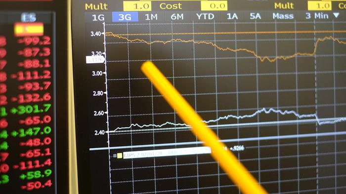 Borsa, Milano debole con Turchia e banche. Spread a 278
