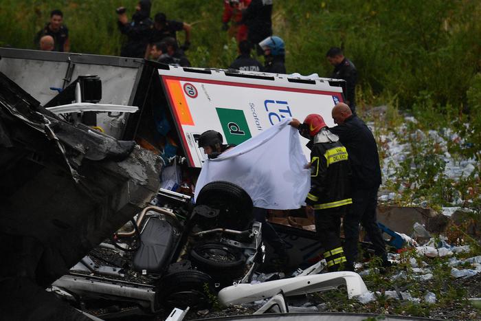 Seconda notte di ricerche, il bilancio resta fermo a 39 morti. Il Governo contro Autostrade. Società: ricostruzione in 5 mesi