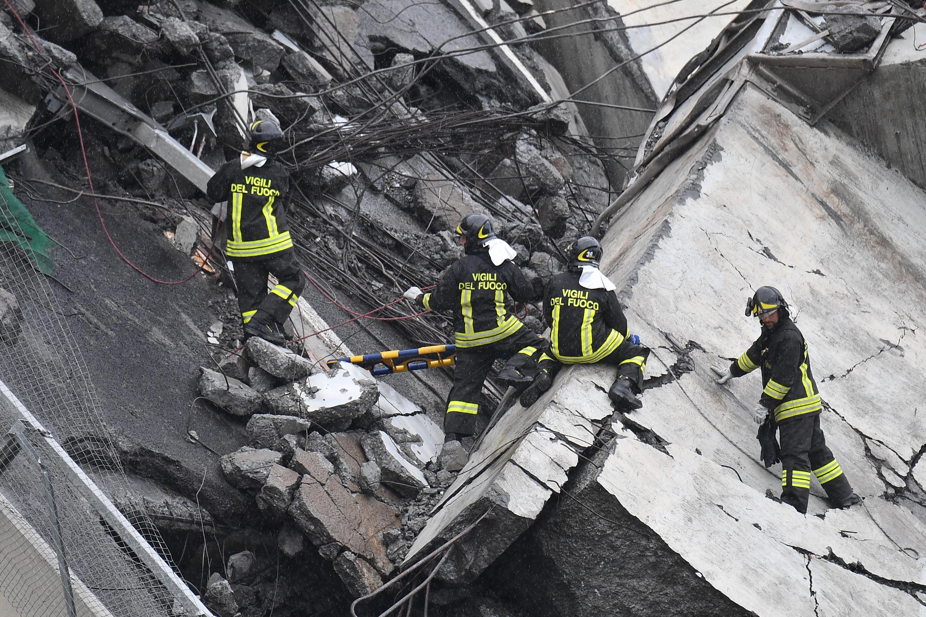 Vigili in partenza da Milano per Genova