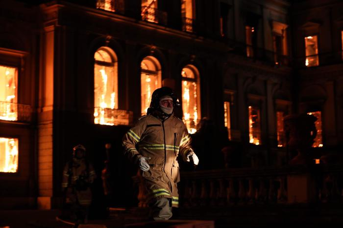 Incendio devasta il Museo Nazionale di Rio de Janeiro