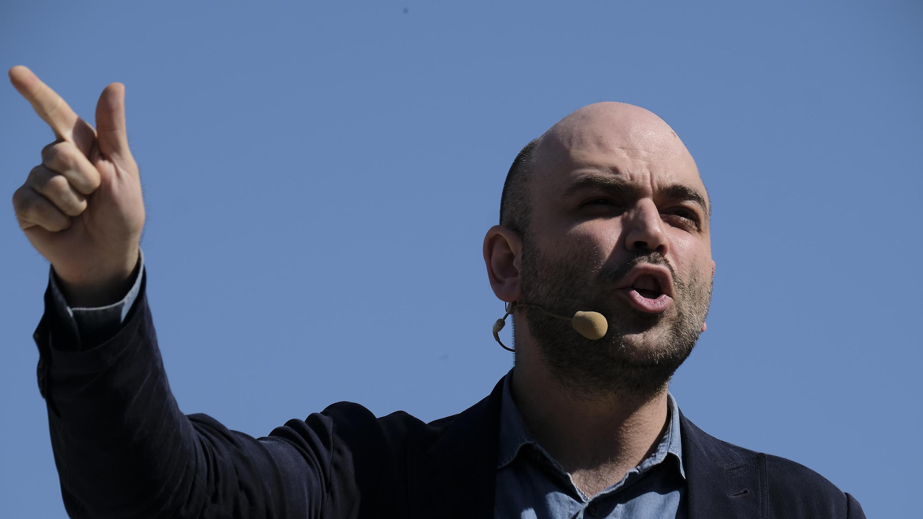 Saviano, Macron-Salvini anti-solidarietà