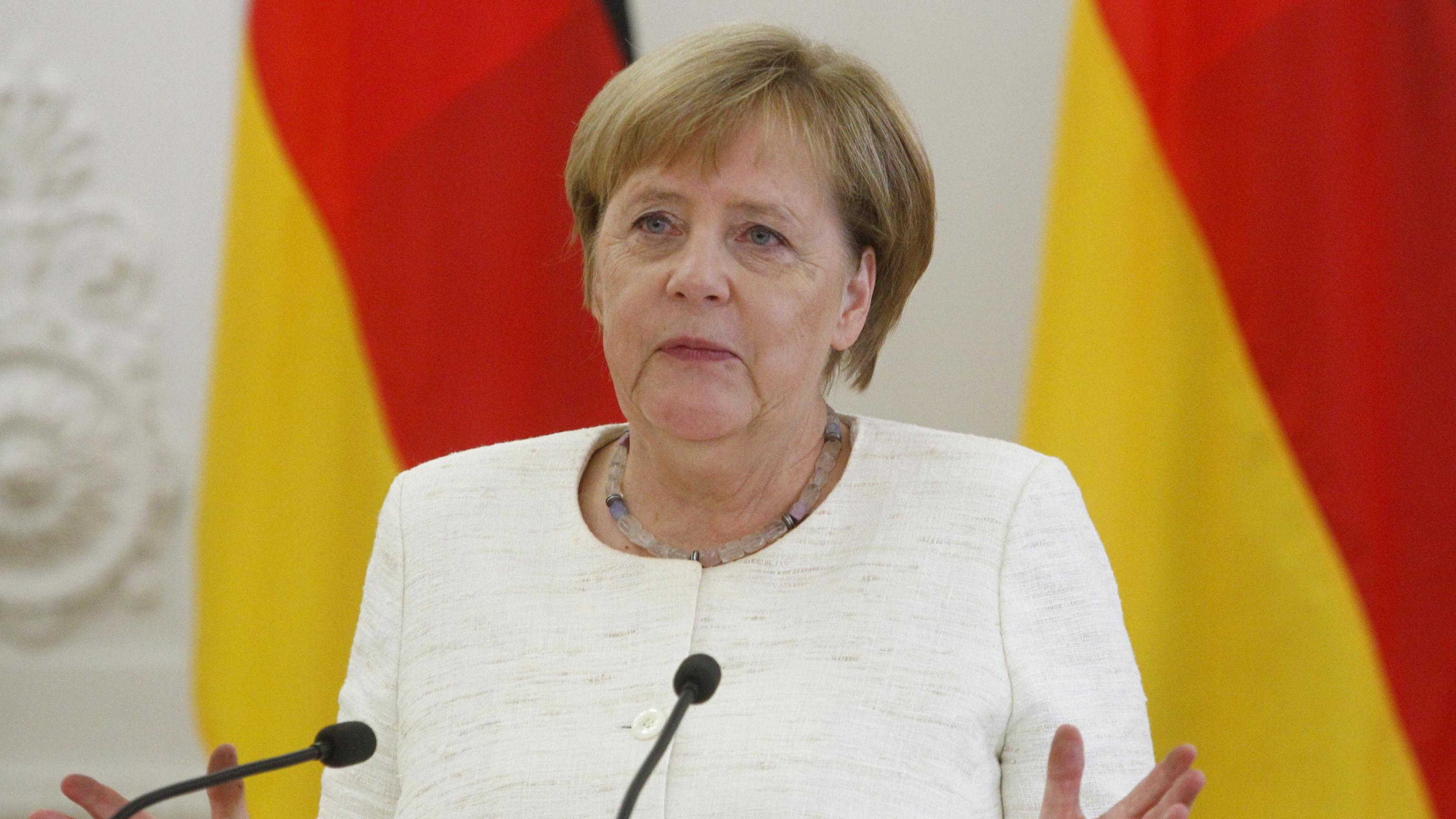 Merkel, governo non cadrà per capo 007