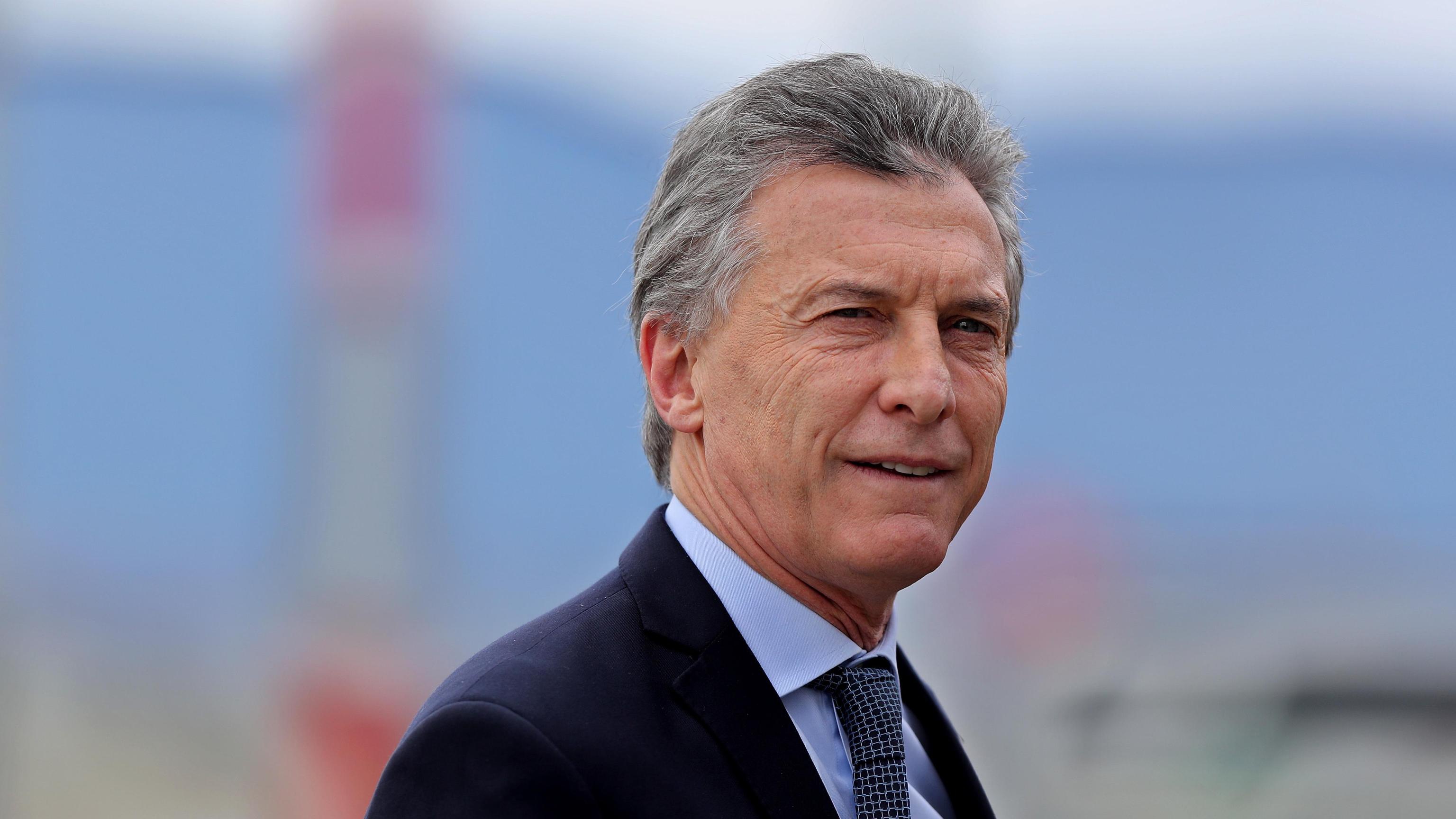 Macri tassa export e taglia governo