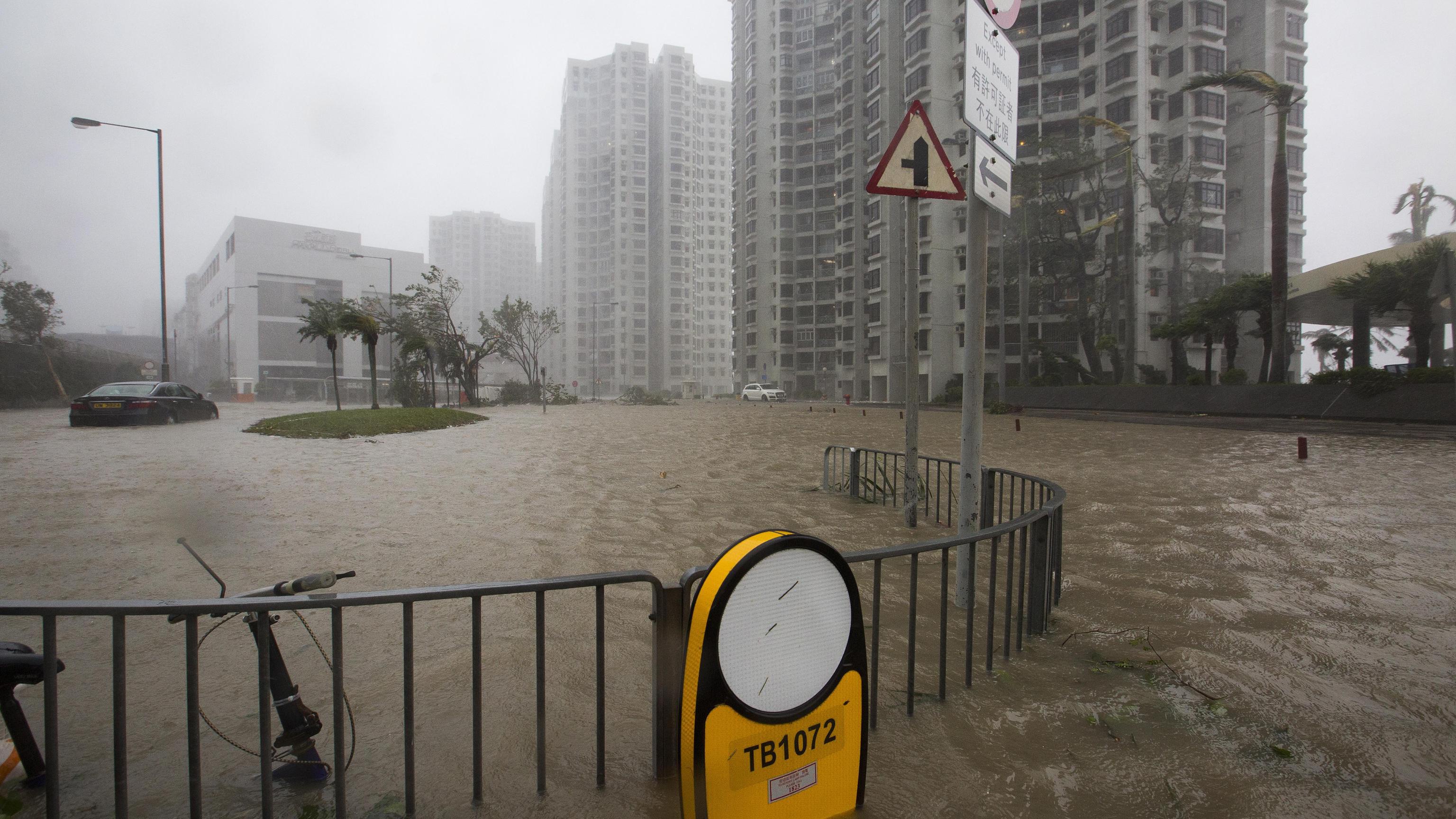 Tifone Mangkhut, 100 feriti a Hong Kong
