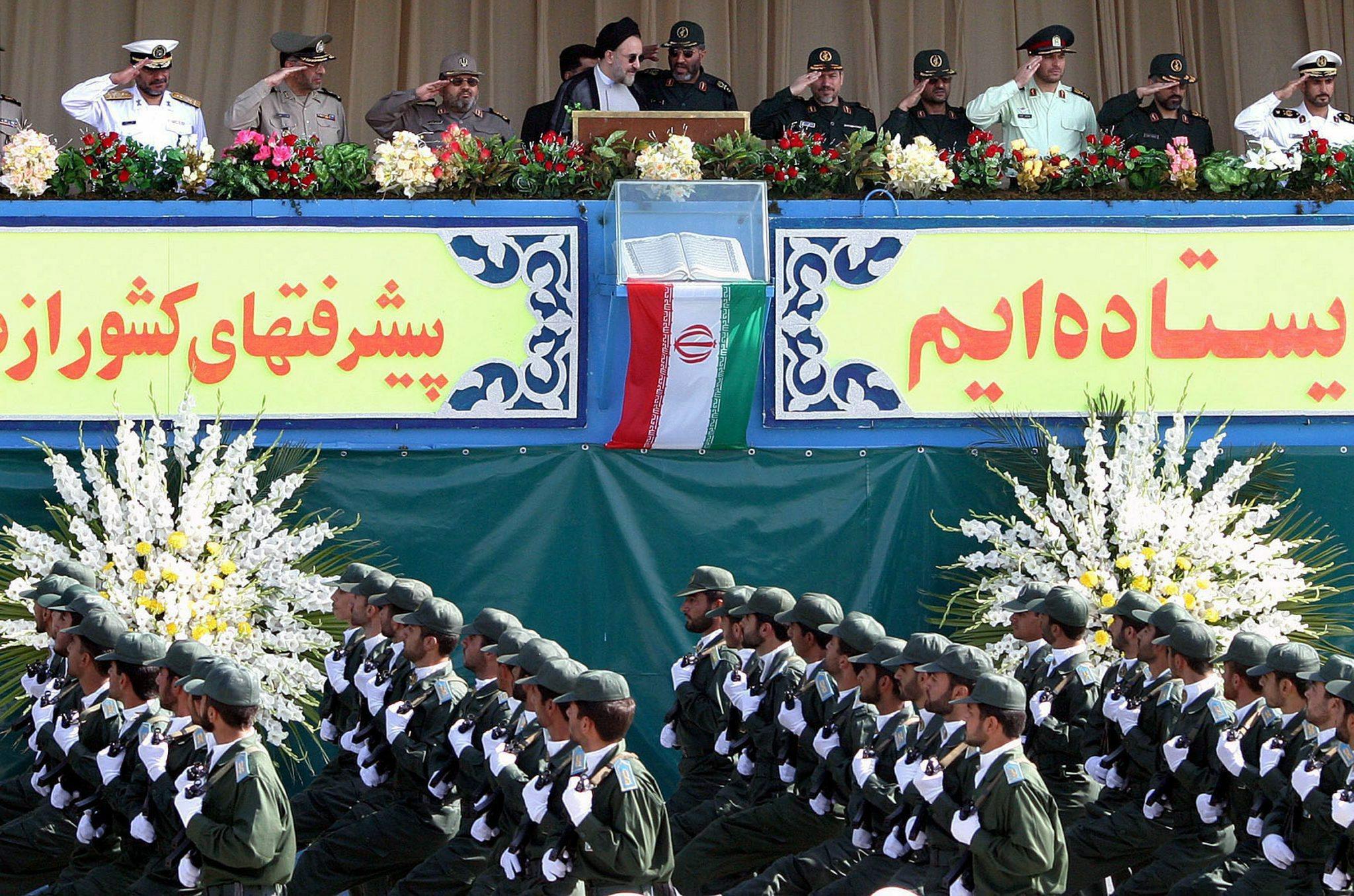 Iran: attacco a parata, 8 pasdaran morti