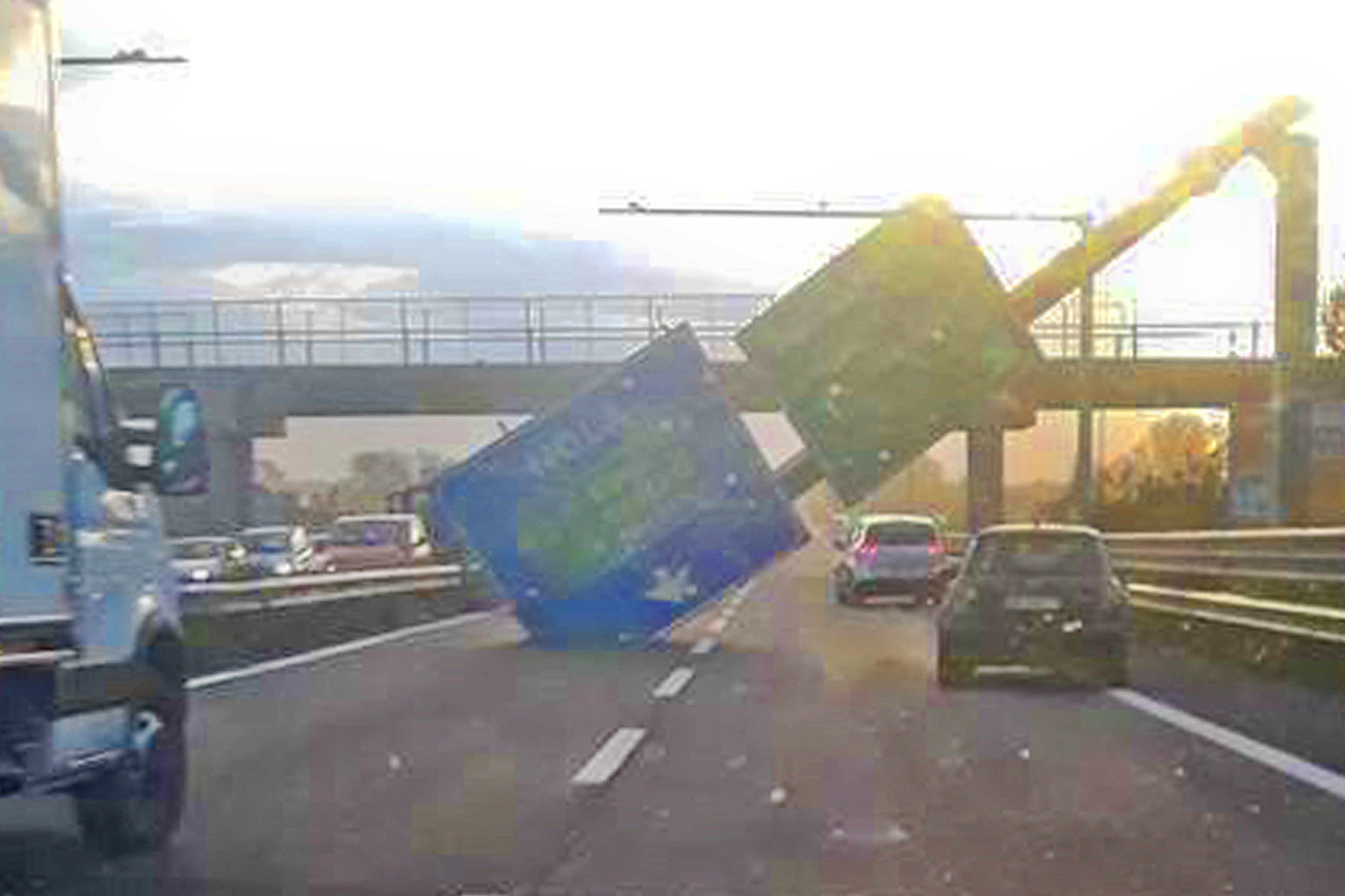 Forte vento, cade cartello su carreggiata