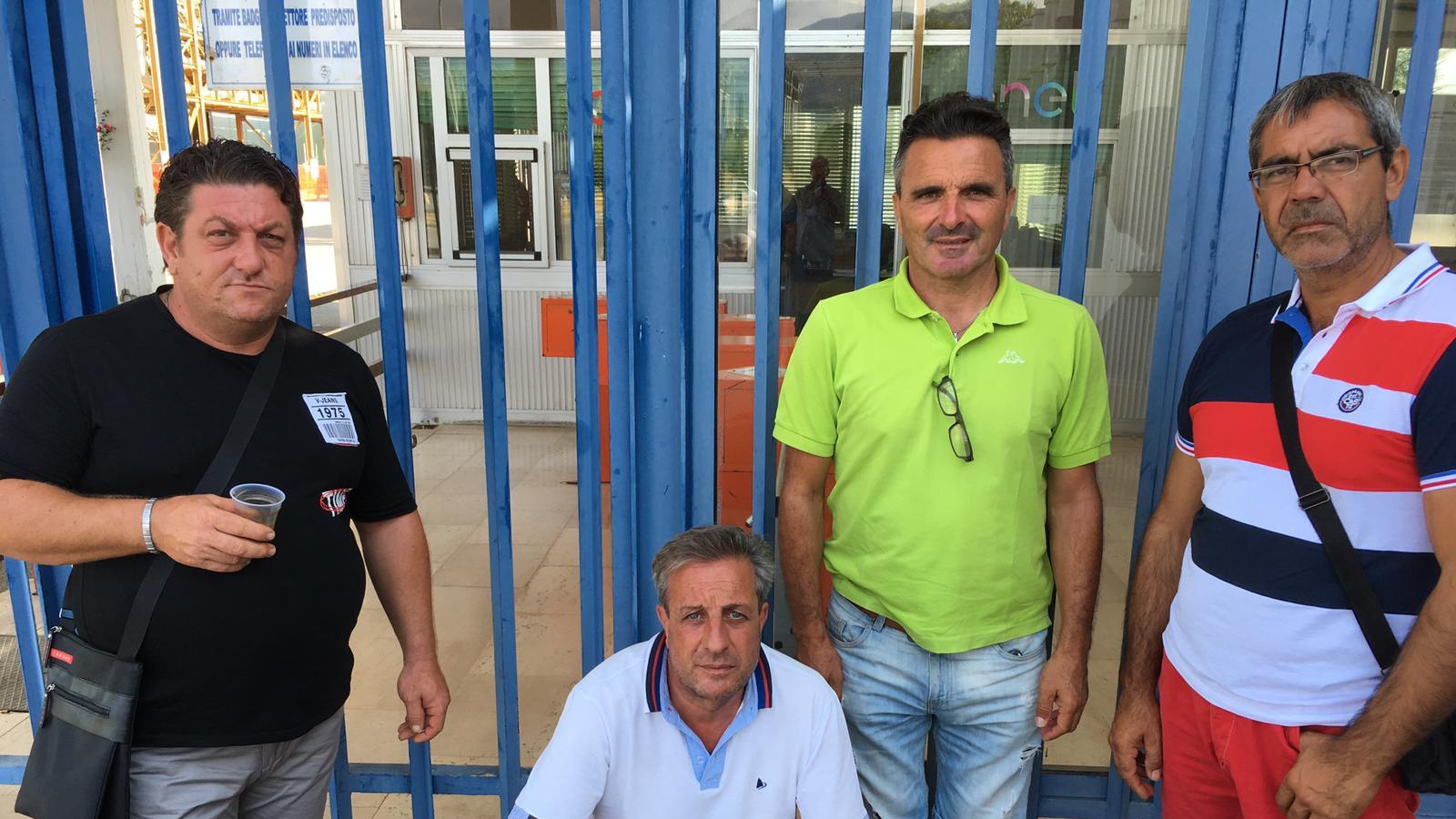 S'incatena davanti a centrale Enel