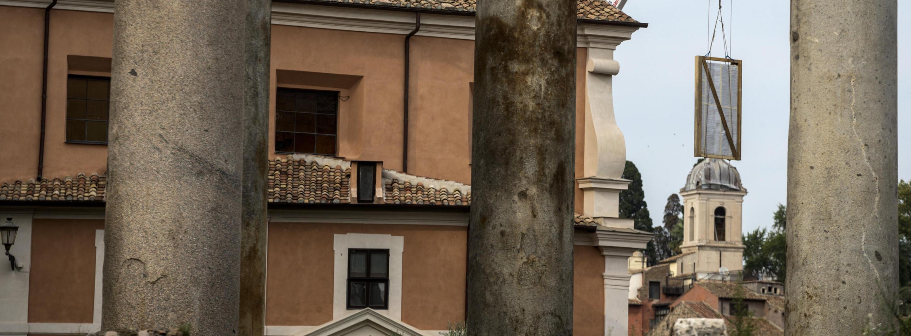 Crollo in chiesa: a setaccio macerie