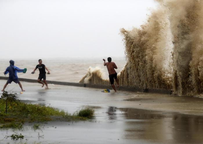 Tifone Mangkhut, 64 vittime nelle Filippine. In Cina 2 morti