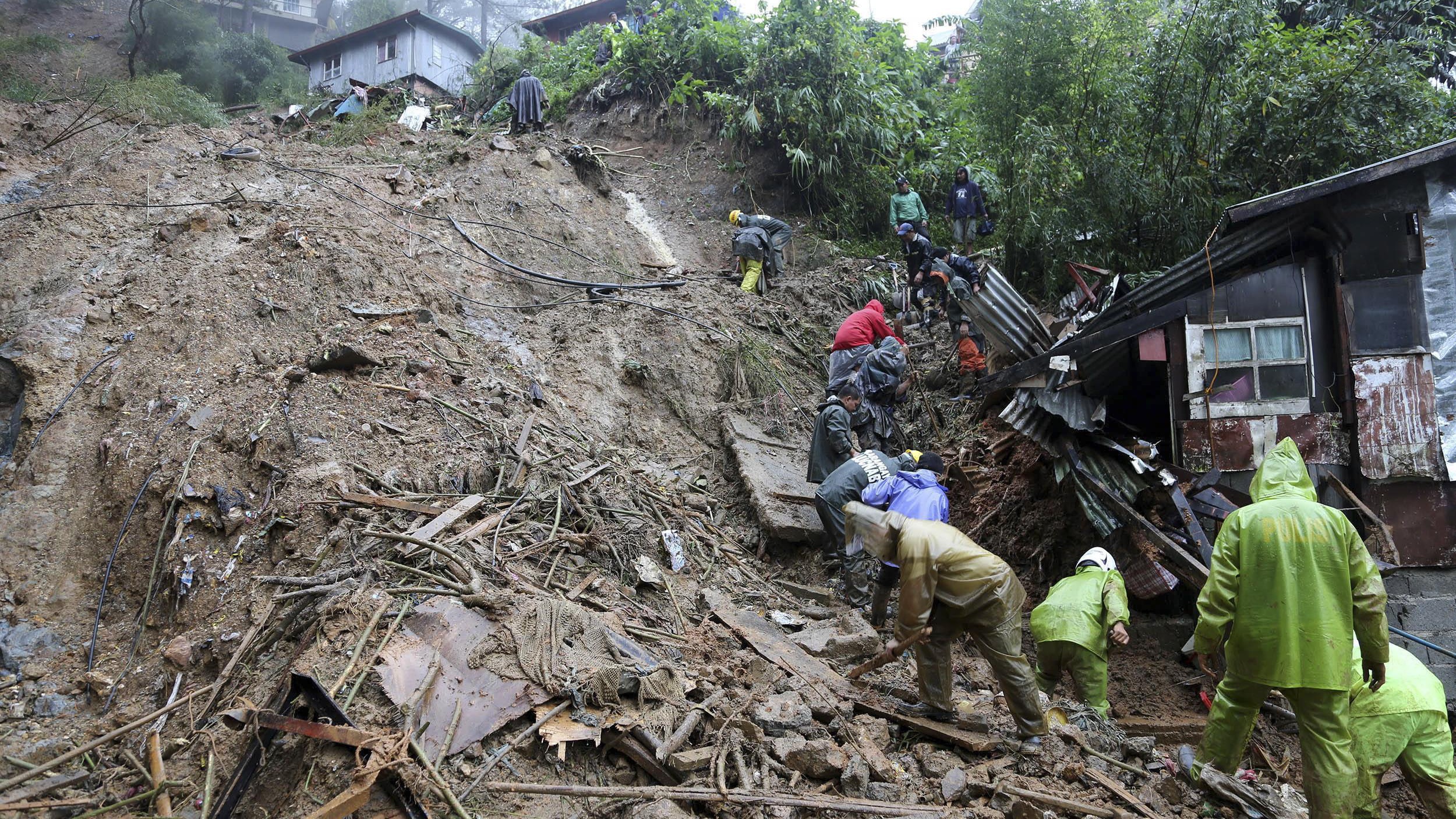 Tifone, 40 minatori sotto fango, 7 morti