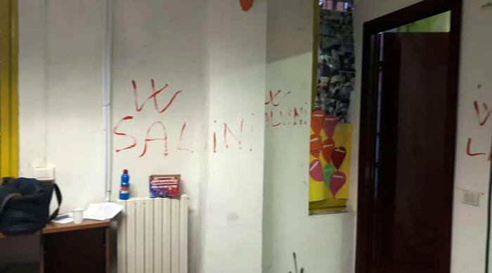 Raid omofobo in una scuola che aiuta gli stranieri a Milano