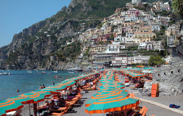 Estate, controlli della Finanza: irregolare 1 casa vacanze su 2