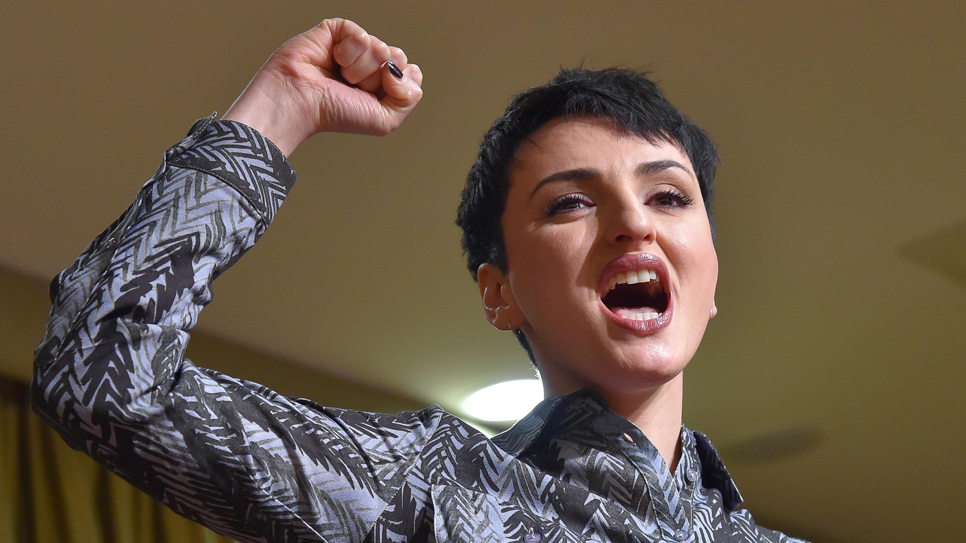 Arisa chiude Collezione Cavallini Sgarbi