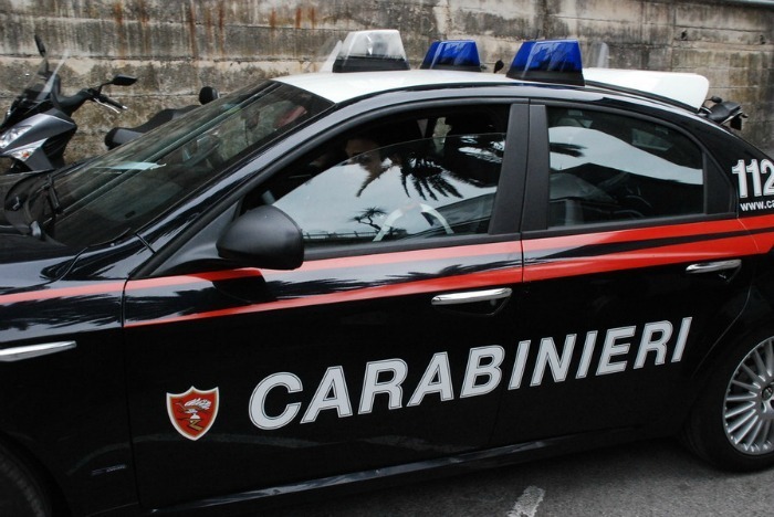 Accoltella patrigno per difendere madre