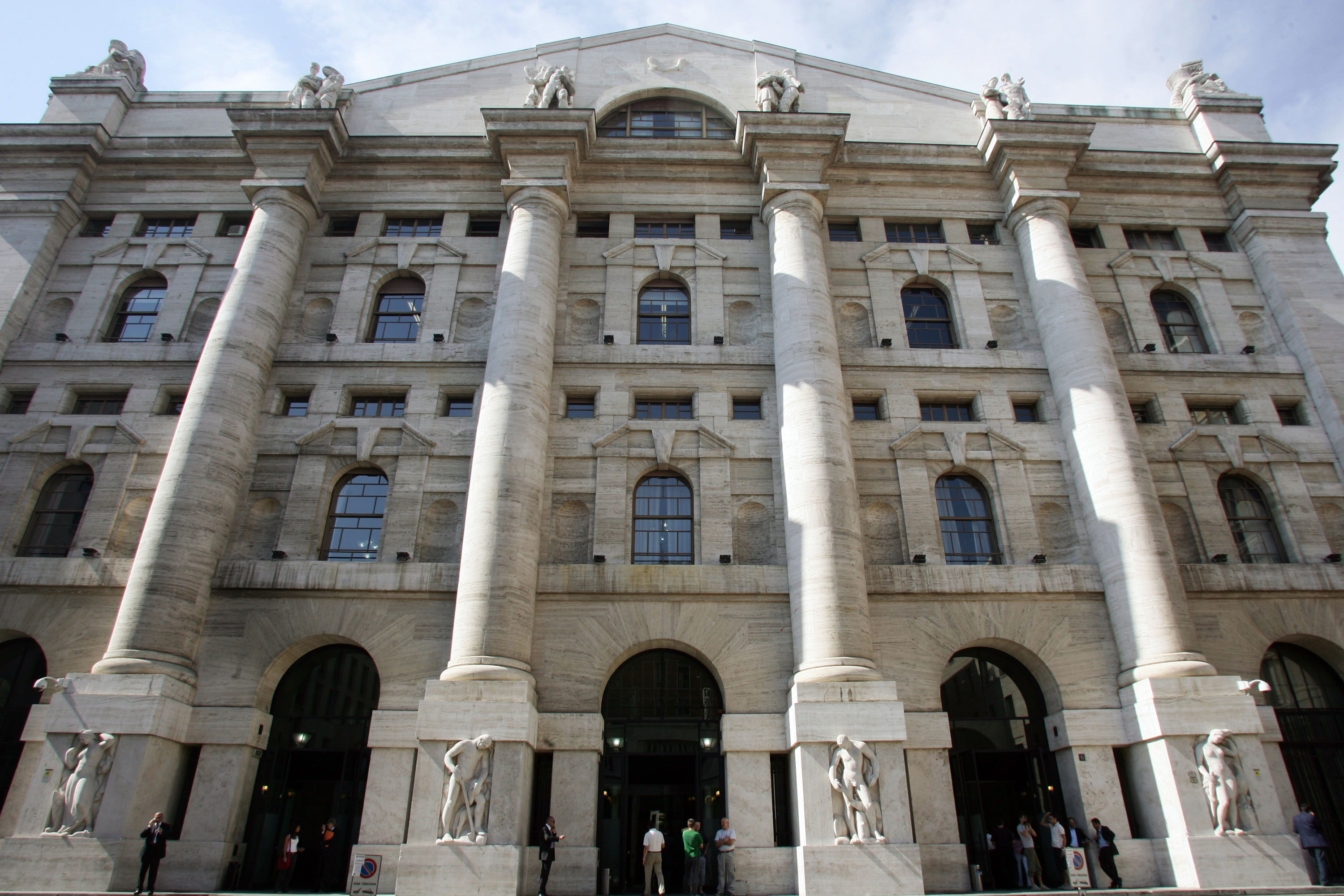 Borsa: Milano +0,1%, in luce Enel, Tim