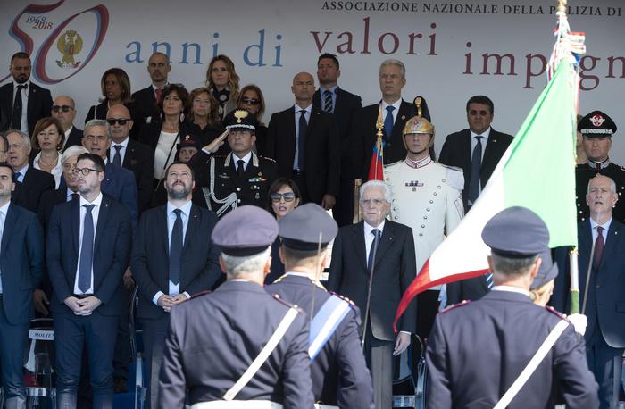 Mattarella e Salvini si stringono la mano alla festa della Polizia
