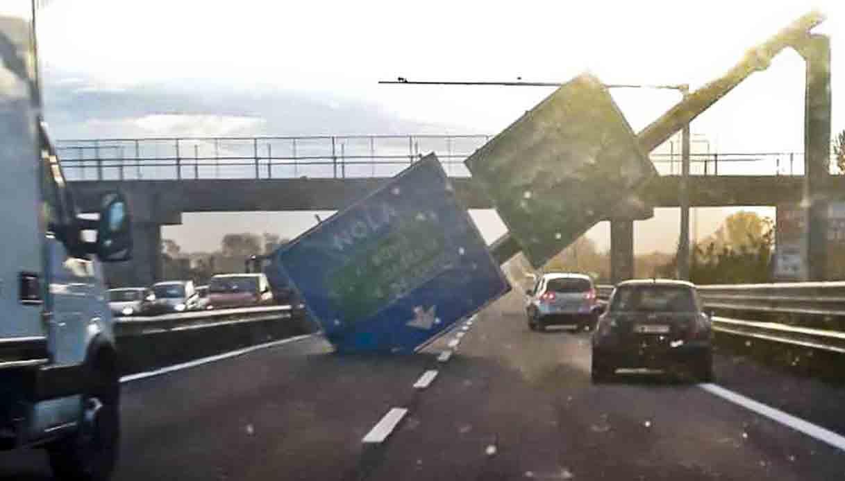 Forte vento, cartello crolla sulla carreggiata. Le immagini