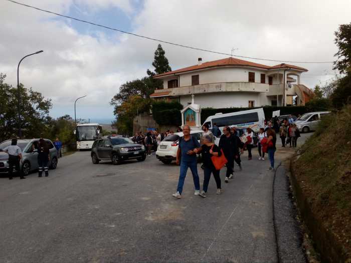 In migliaia sfilano a Riace per solidarietà al sindaco arrestato