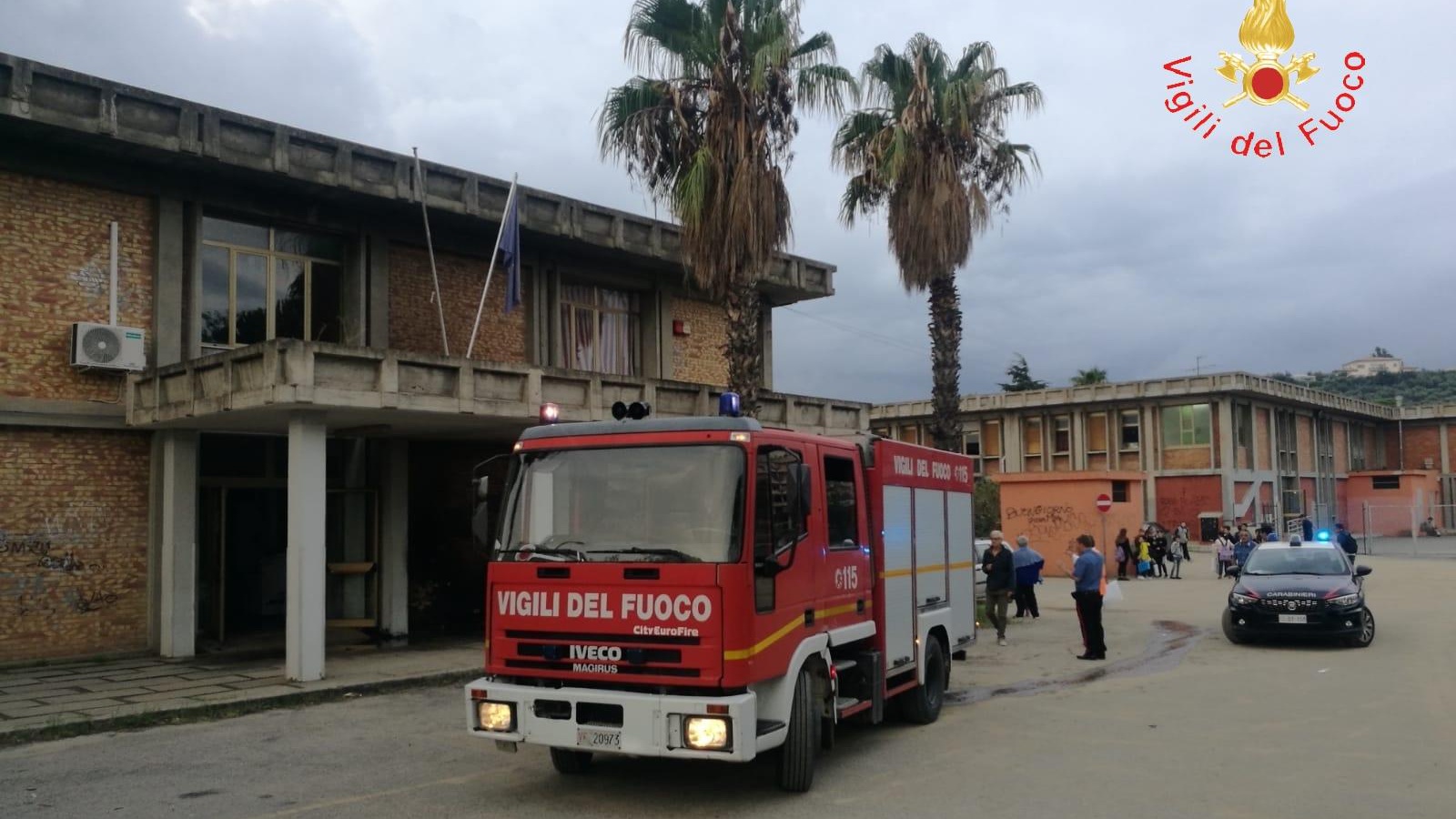 Incendio doloso davanti scuola