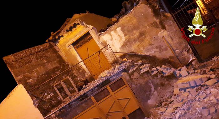 Sisma di 4.6 nel Catanese. Gente in strada, piccoli crolli