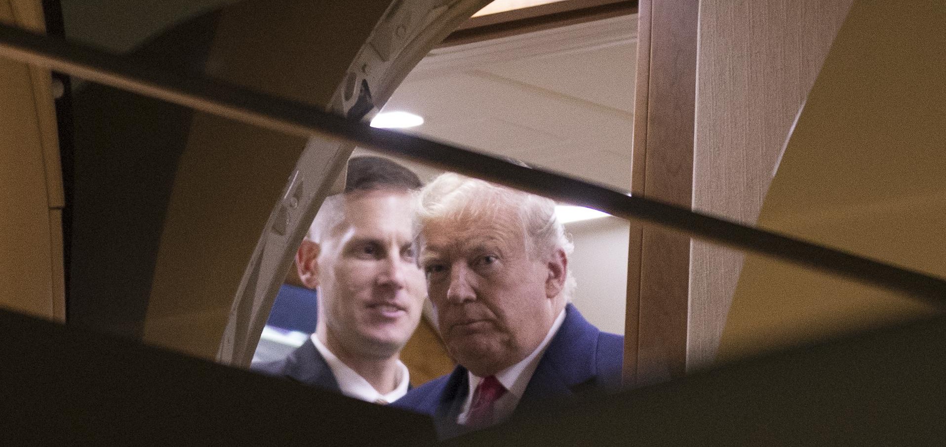 Trump ordina bandiere a mezz'asta