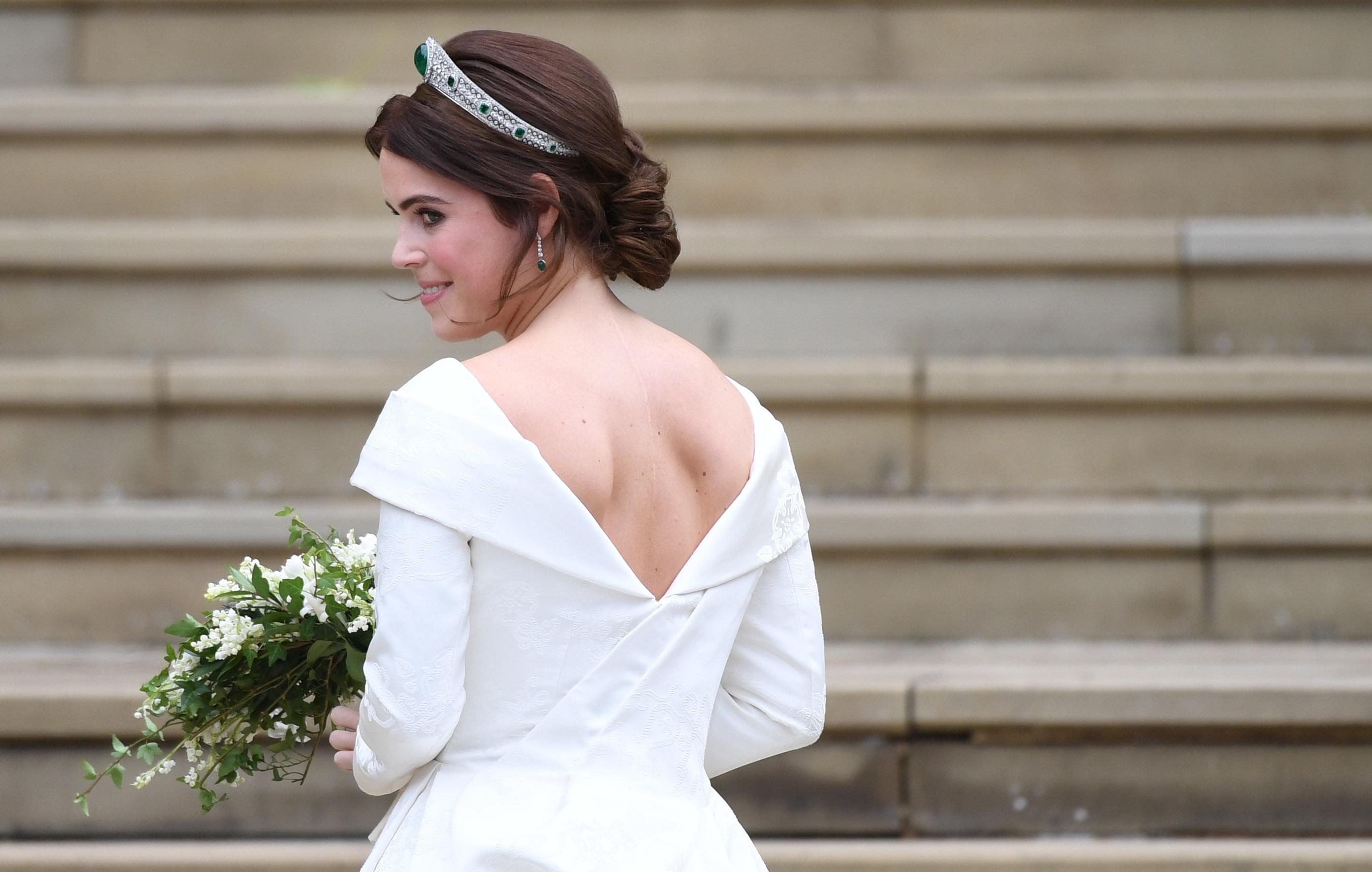 Eugenie, l'abito rivela la cicatrice