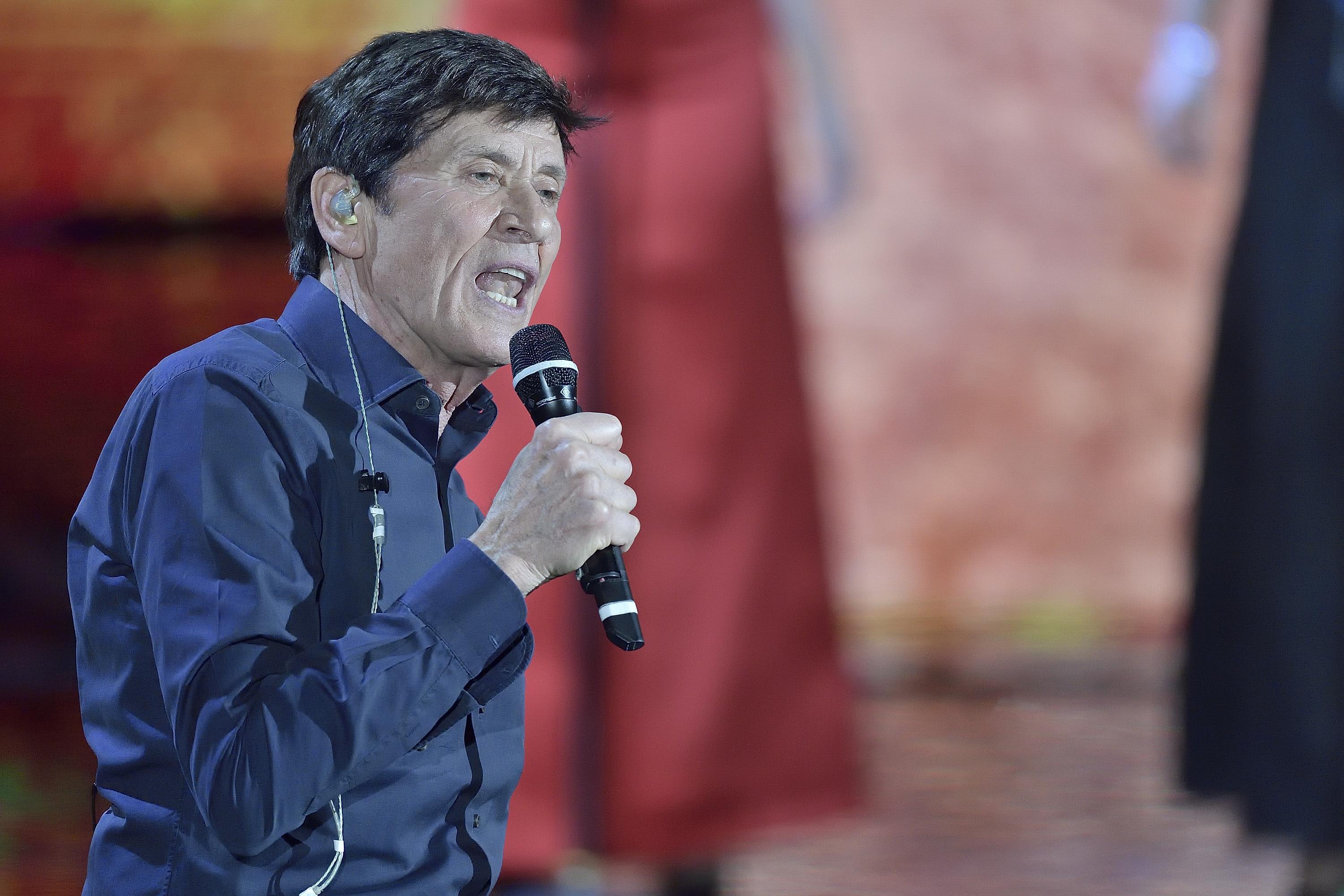 Morandi a convegno canta 'C'era ragazzo'