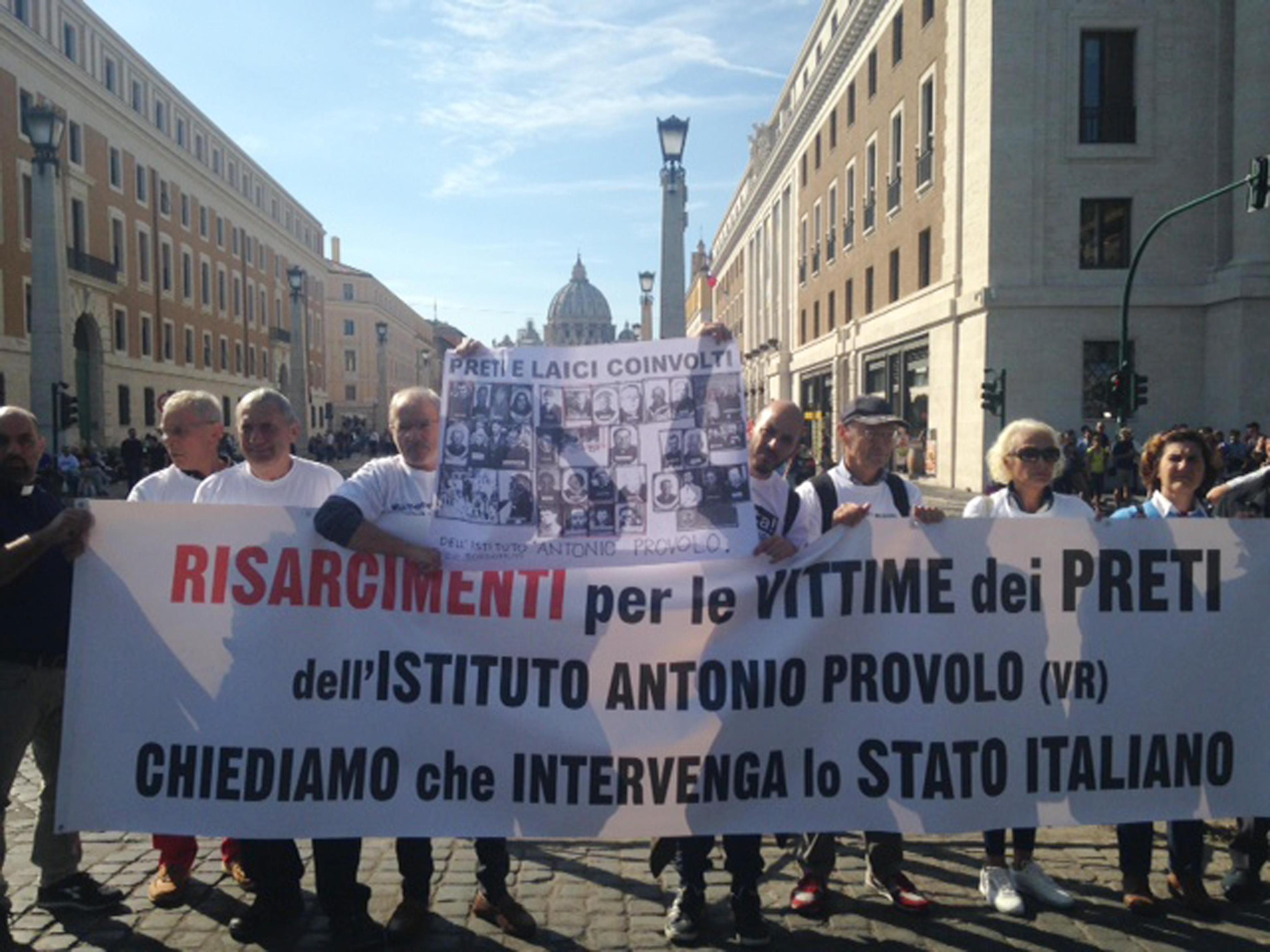 Pedofilia: a Roma sit-in vittime Italia