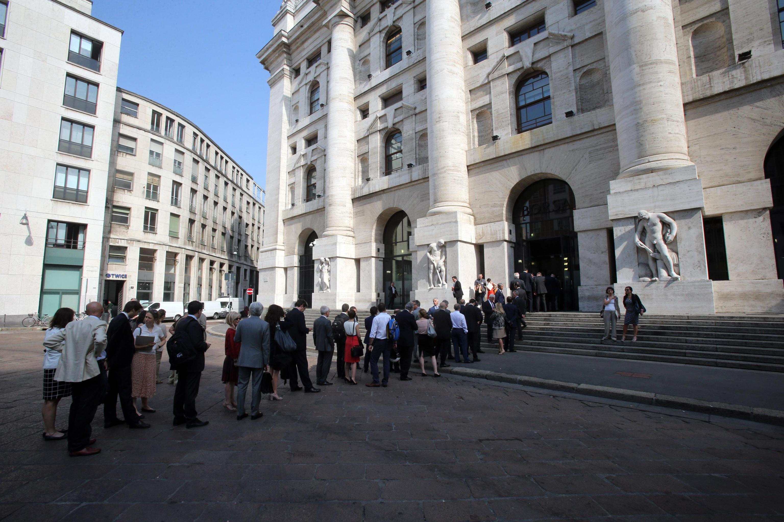 Borsa: Milano accelera (+1%) con Stm