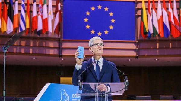 Cook: 'I dati sono diventati armi, rischio sorveglianza'