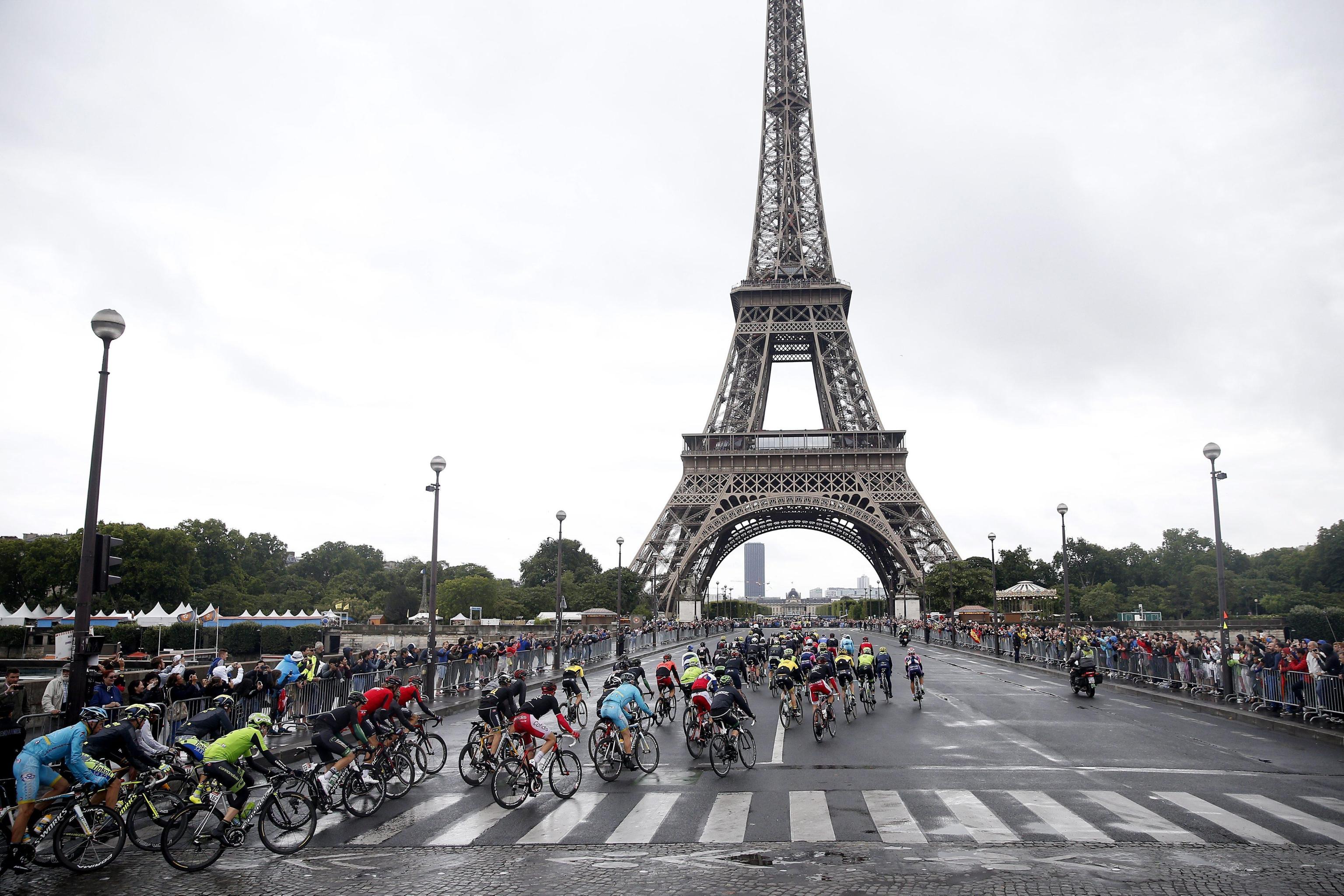 Uber sfida 'Velib', a Parigi bici rosse