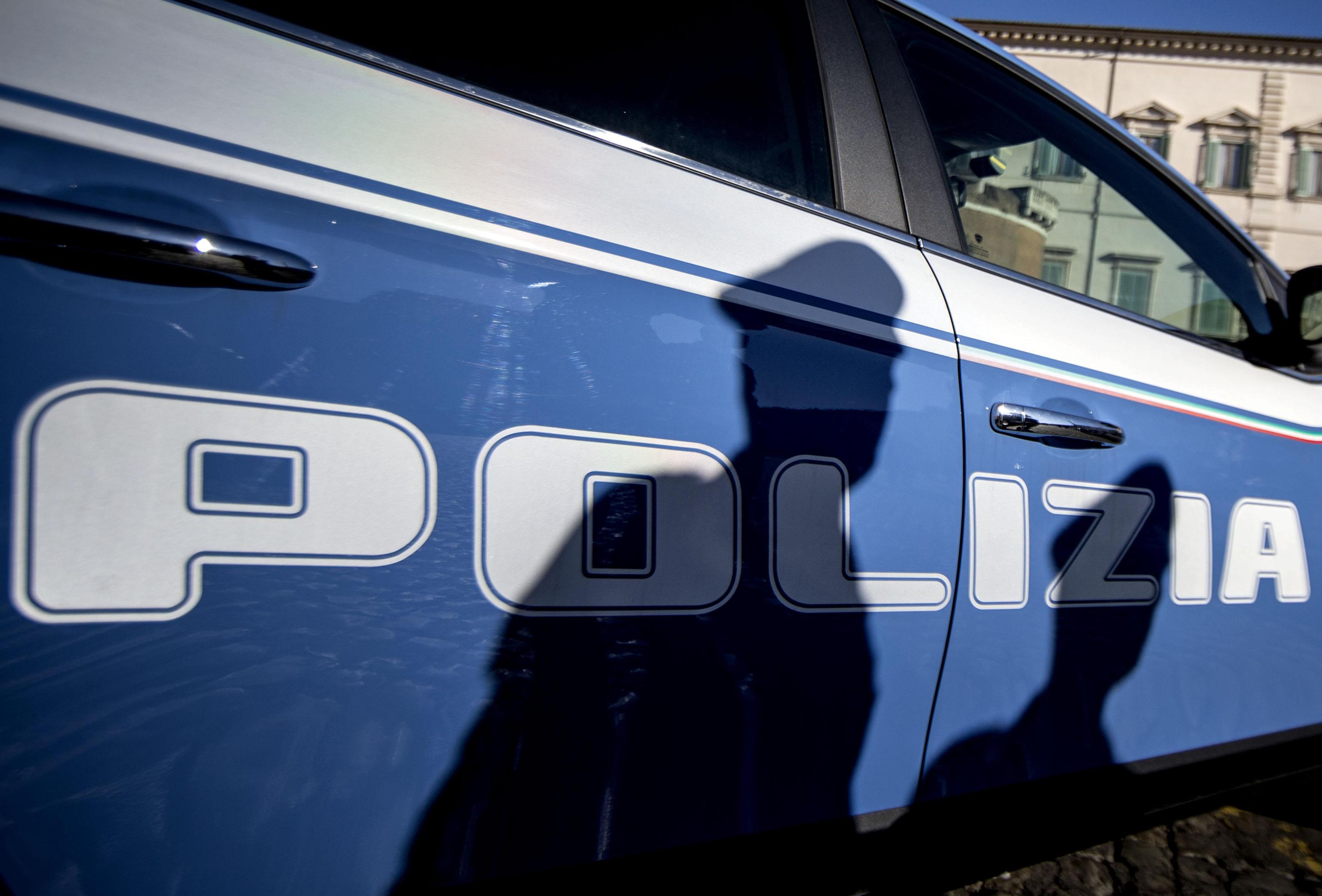 Droga e armi in tombini a Napoli
