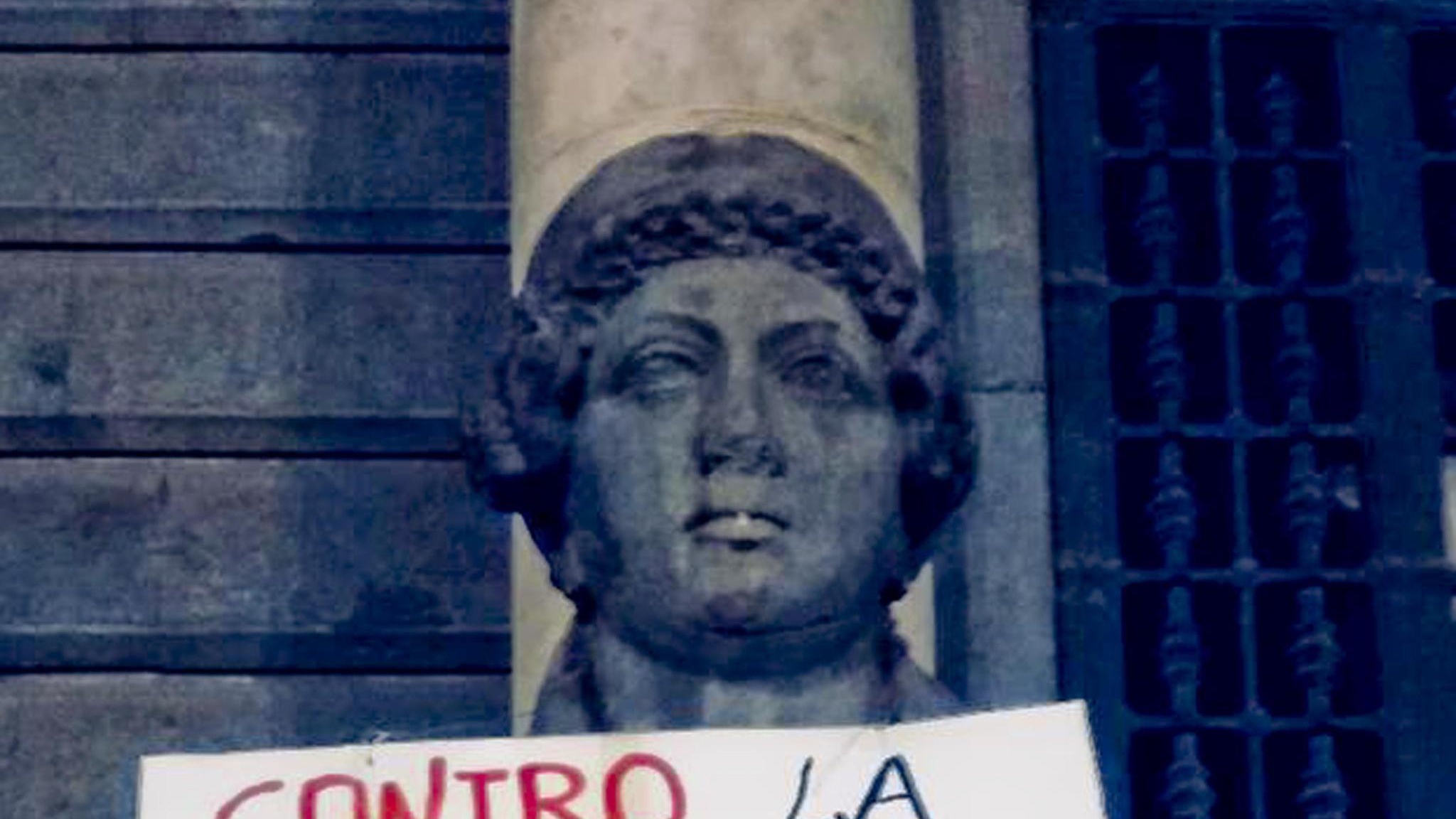 Manifesti contro Salvini a Napoli