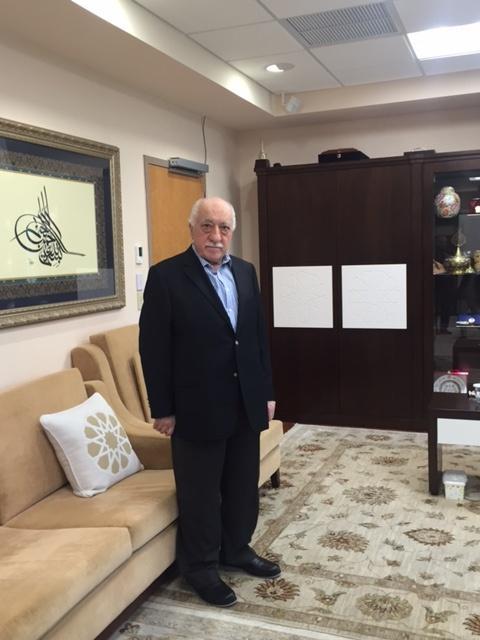 Uomo armato cerca entrare in casa Gulen
