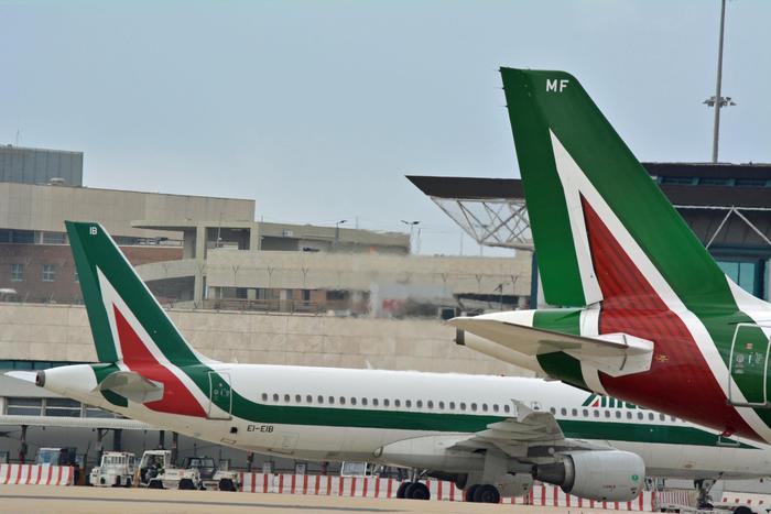 Per Alitalia tre offerte da Fs, Delta e Easyjet