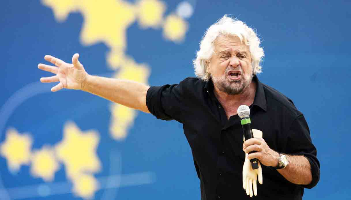 Battuta di Grillo sull'autismo, è bufera. Renzi: "Mi fai schifo"