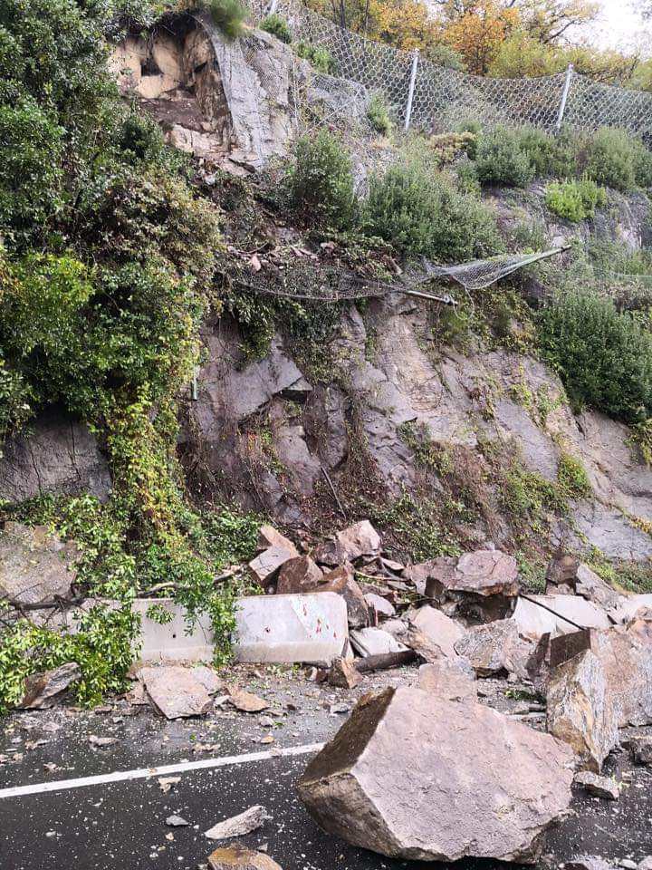 Frana nel Verbano, stop strada Svizzera