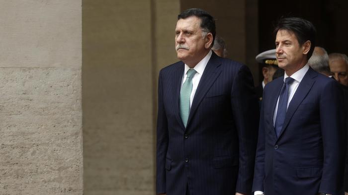Stretta di mano Haftar-Sarraj. Turchia lascia summit: 'Delusi'