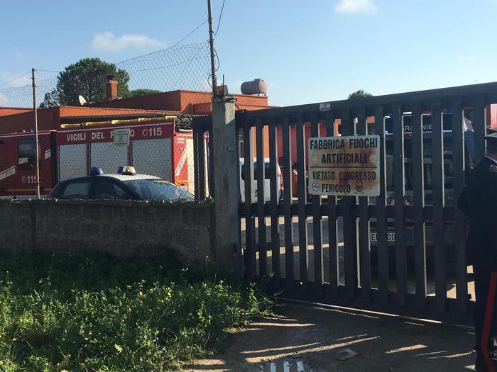 Esplode una fabbrica di fuochi d'artificio in Puglia, un morto
