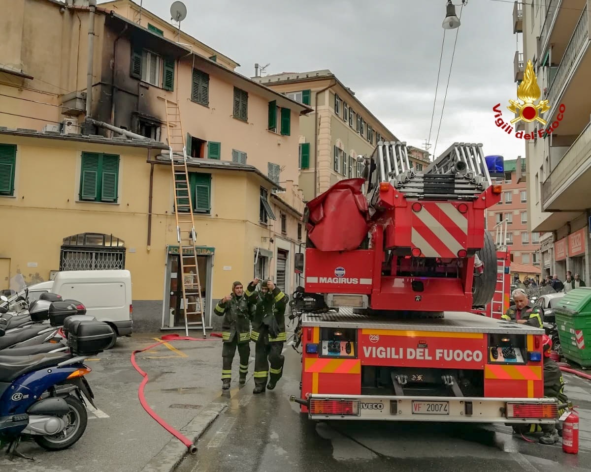 Incendio in edificio a Roma, feriti