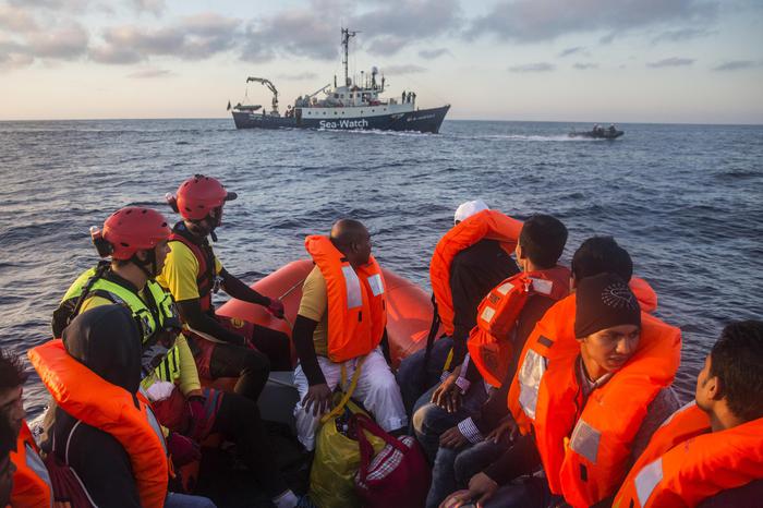 Migranti, Ong tornano in mare per difendere i diritti umani