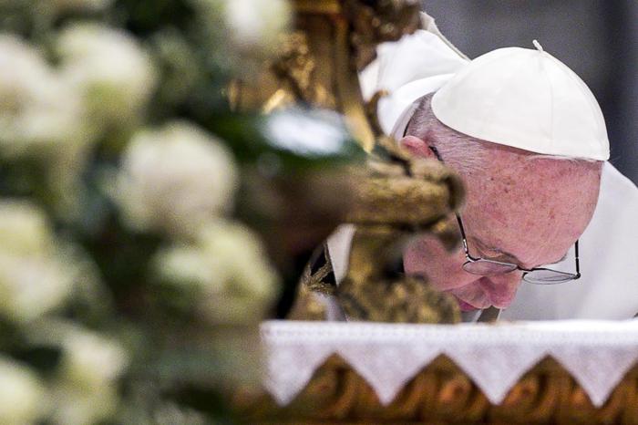 Papa: 'Poveri piangono mentre pochi epuloni banchettano'