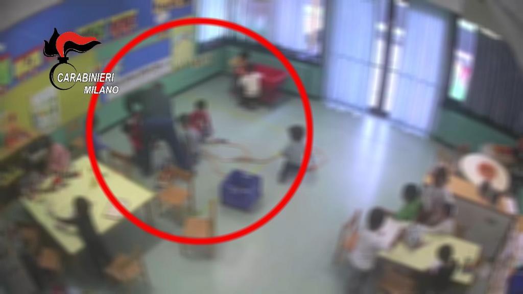 Maestro arrestato, scoppia ira genitori
