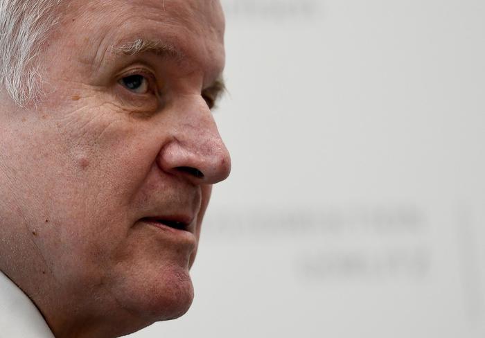 In Germania Horst Seehofer lascia la presidenza Csu