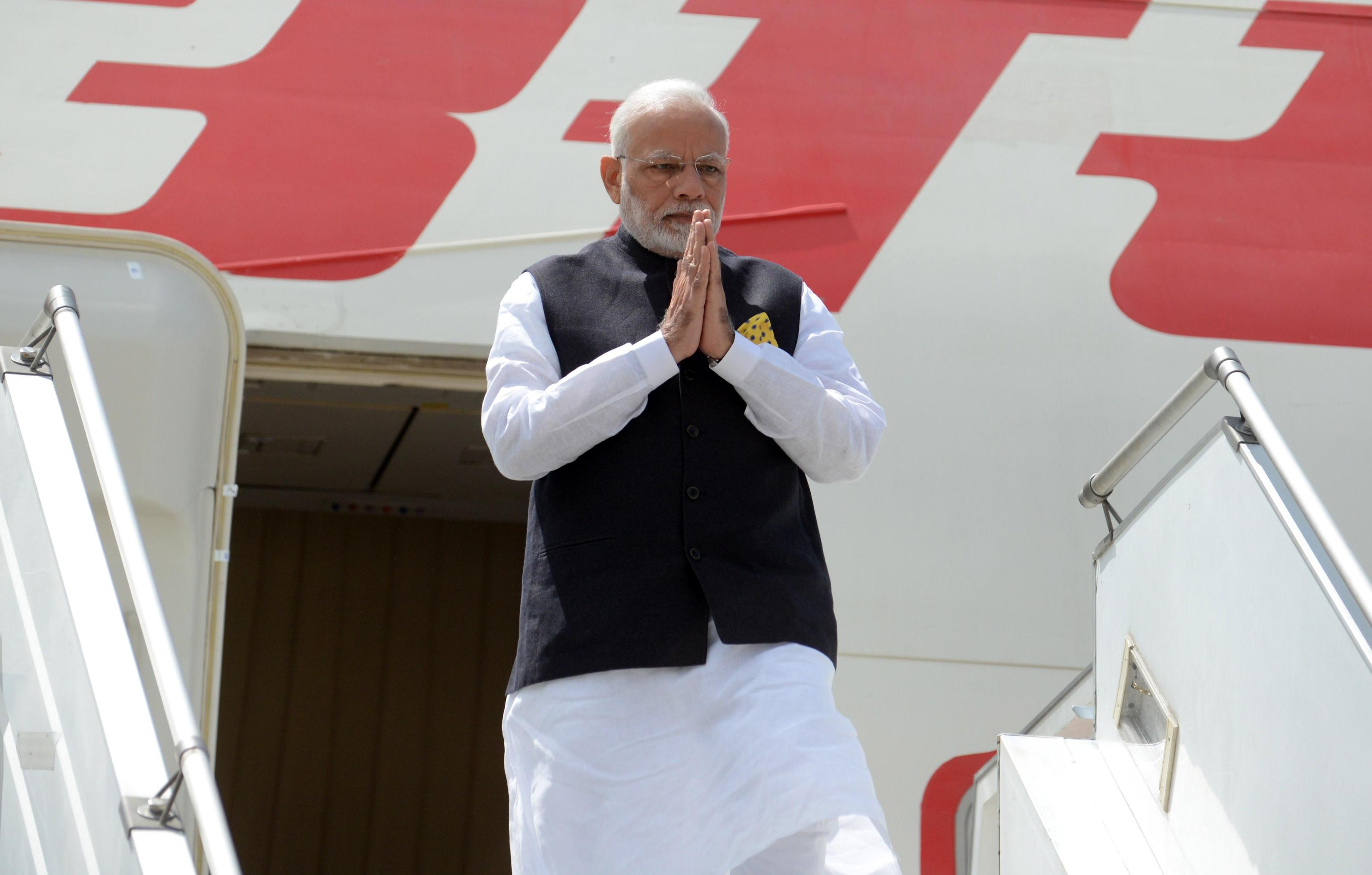 Modi fa lezione di yoga prima del summit