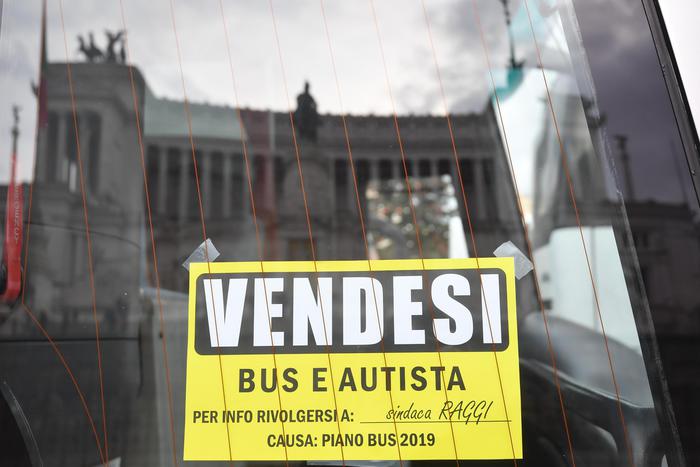Roma, protesta dei bus turistici paralisi nel centro della città