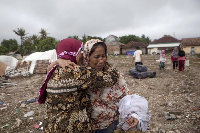 Tsunami in Indonesia: droni e cani per cercare i sopravvissuti