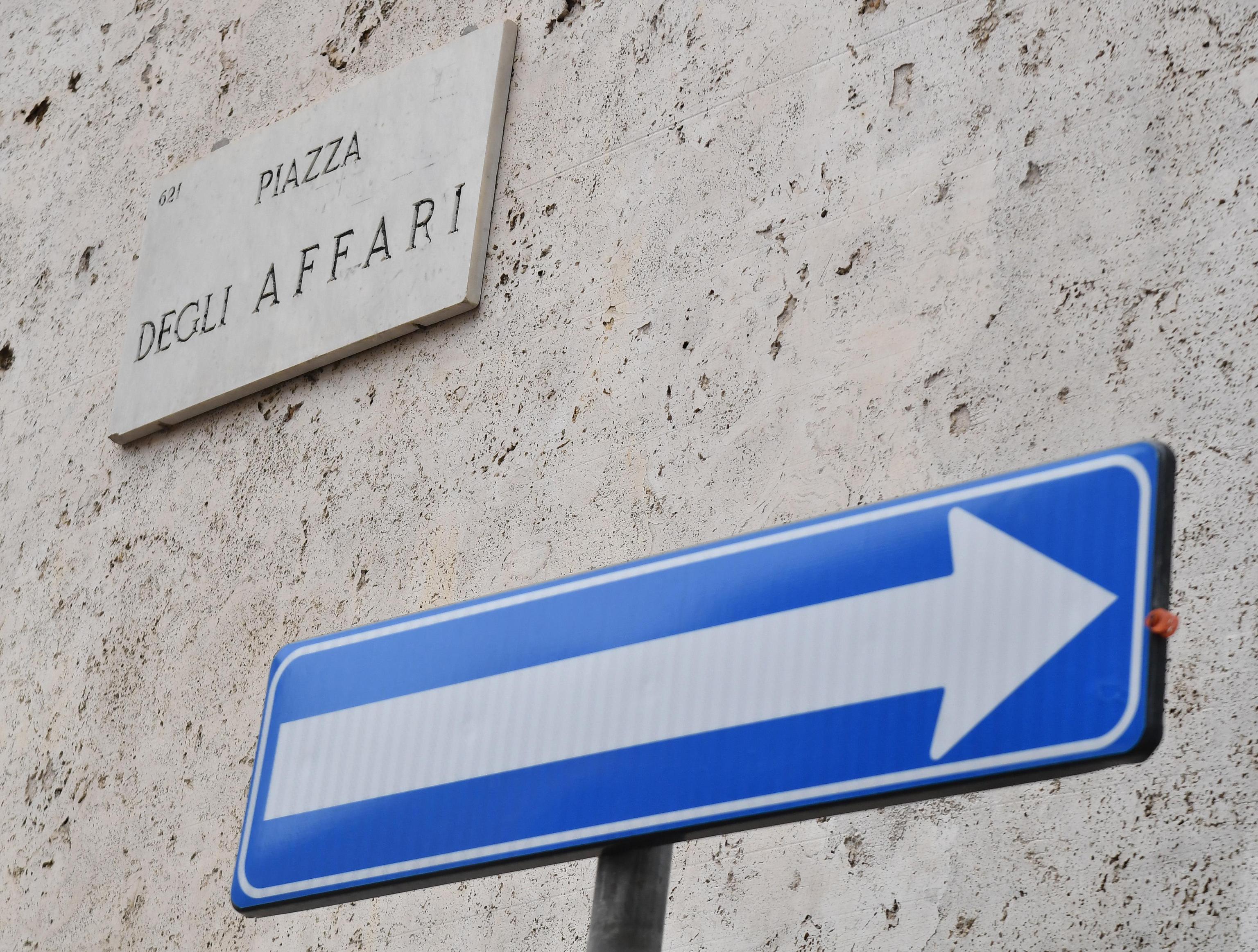 Borsa: Milano +1%, corrono le banche